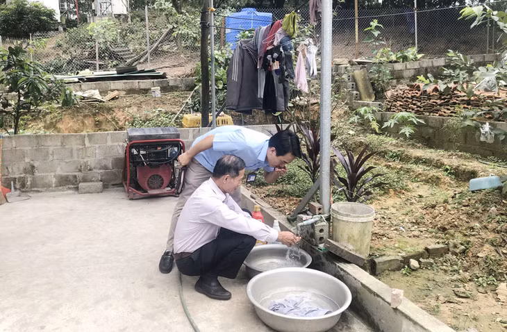 Theo phản ánh của các họ dân ở đây nguồn nước giếng khoan có mùi tanh và hơi nhớt.