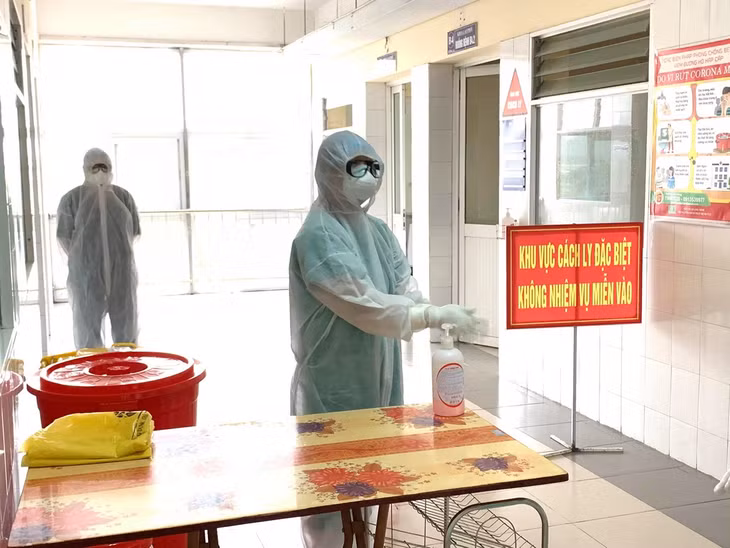 Y bác sĩ đang làm việc tại Bệnh viện dã chiến số 2 (TP Hạ Long). Ảnh: Thế Thiêm (CTV).