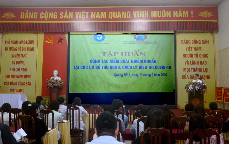 Lớp tập huấn công tác kiểm soát nhiễm khuẩn tại các cơ sở thu dung, cách ly, điều trị Covid-19 cho gần 40 cán bộ y tế, thành viên của đội ứng phó dịch bệnh khẩn cấp trên địa bàn tỉnh.