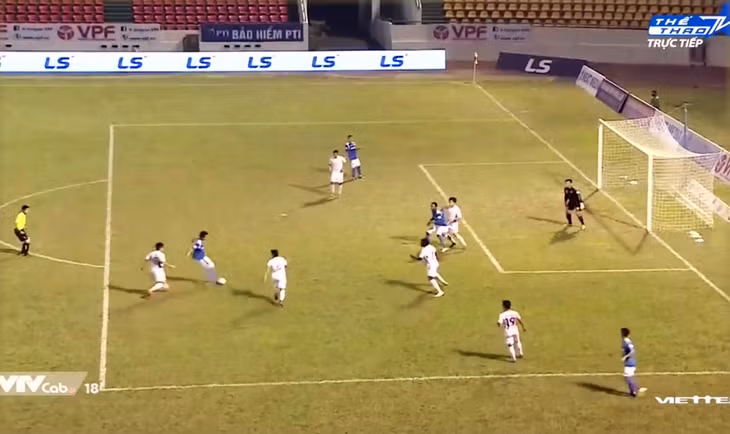 Than Quảng Ninh (áo xanh) tạm nghỉ thi đấu do V-League 2020 hoãn do dịch Covid -19.
