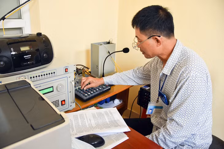 Cán bộ xã Đầm Hà, huyện Đầm Hà thông tin, tuyên truyền về Đại hội đảng đến nhân dân qua hệ thống loa phát thanh của xã. - Ảnh: Hữu Việt