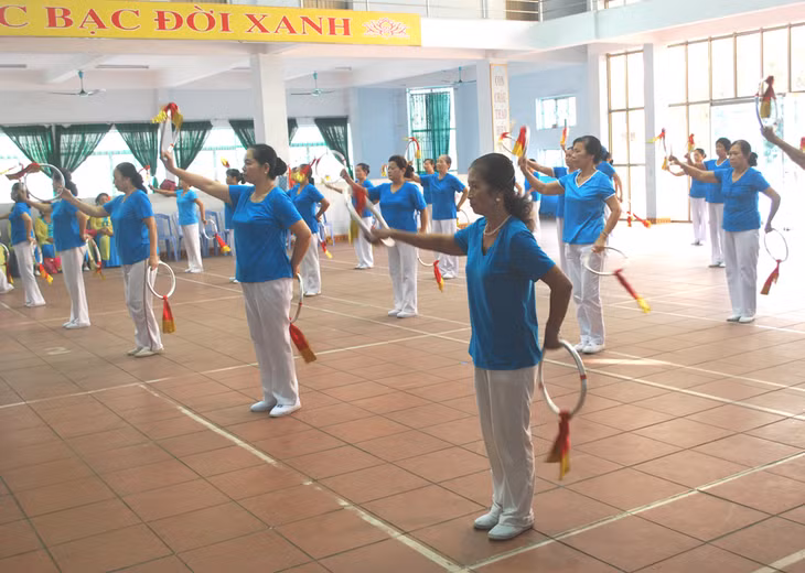 Rèn luyện thể thao của các thành viên CLB Hưu trí Bái Tử Long tại Nhà Văn hóa - Thể thao NCT TP Cẩm Phả.
