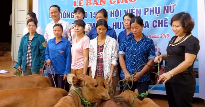 Hội LHPN tỉnh phối hợp với Hội LHPN huyện Ba Chẽ trao tặng bà giống cho hội viên nghèo xã Đạp Thanh