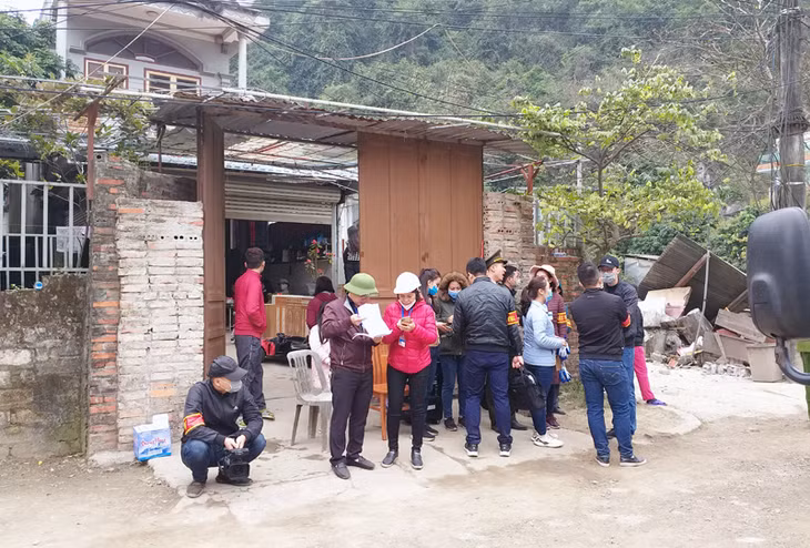Cán bộ Trung tâm Phát triển Quỹ đất TP Cẩm Phả phối hợp rà soát, giải quyết kiến nghị của người dân thuộc diện ĐB-GPMB thực hiện Dự án đường kết nối Quốc lộ 18A với đường bao biển và chỉnh trang đô thị tại phường Quang Hanh. Ảnh chụp ngày 19/2