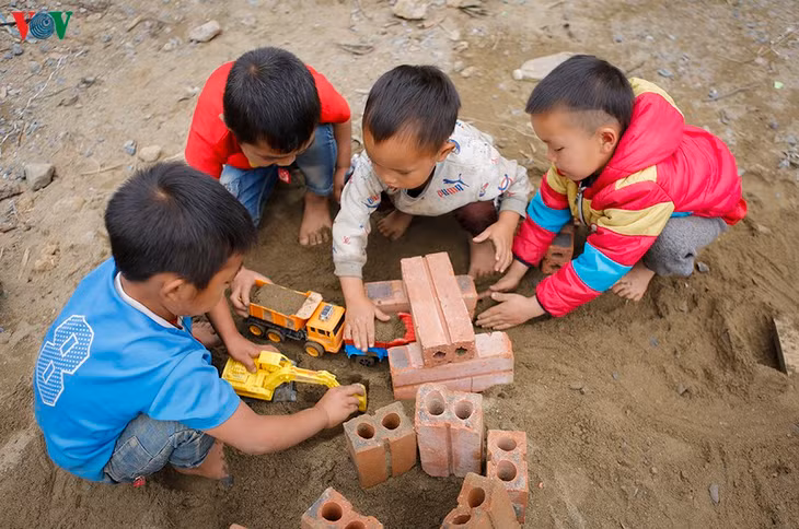 Trẻ em ríu xúm xít cùng vui chơi...