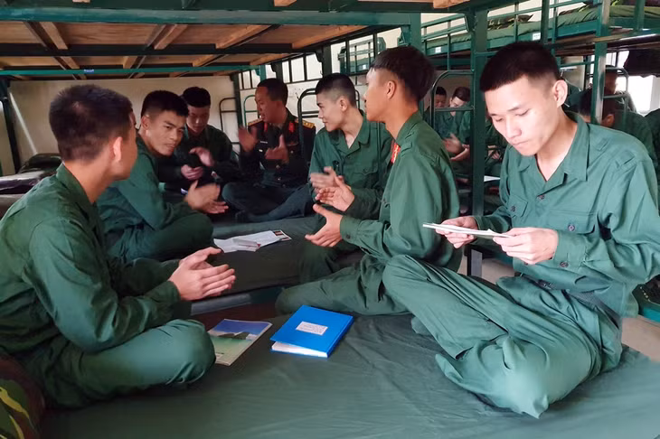 Sau những giờ học huấn luyện, đội ngũ cán bộ đơn vị luôn gần gũi, chia sẻ, động viên chiến sĩ mới an tâm, tích cực học tập.