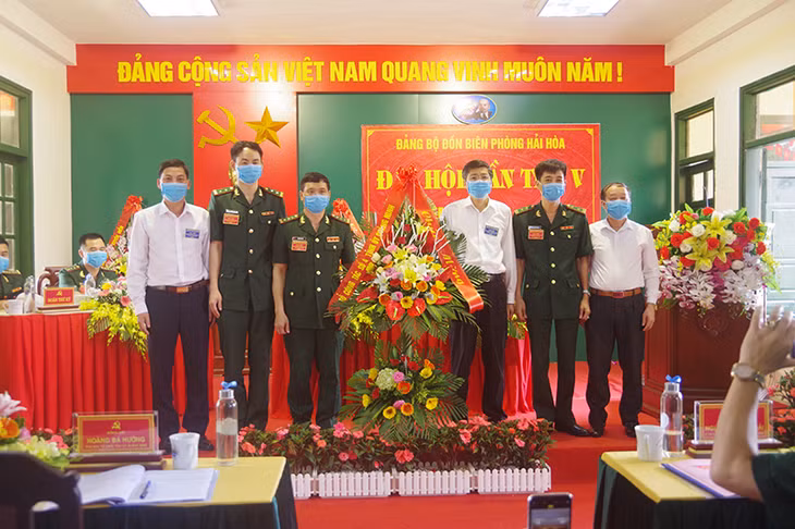Đồng chí Hoàng Bá Hướng, Phó Ban Tổ chức Tỉnh ủy tặng hoa chúc mừng Đại hội. 