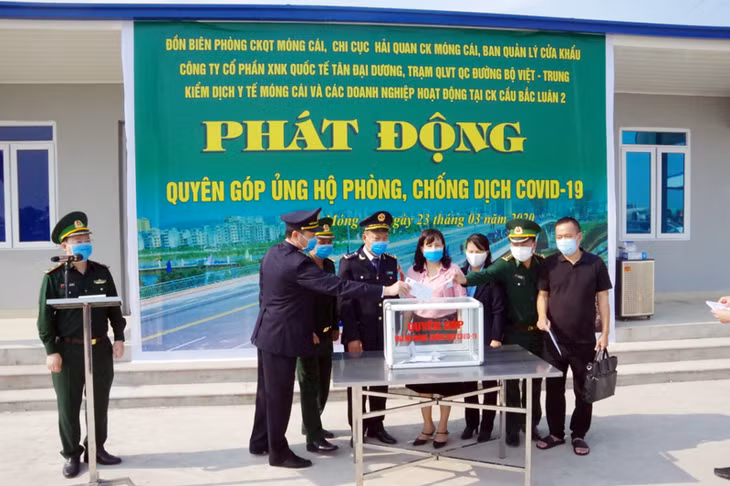 Nhiều tập thể, cá nhân chung tay chia sẻ khó khăn với Nhà nước, cùng góp của, góp công, quyết tâm đẩy lùi dịch bệnh. Ảnh: Hữu Việt