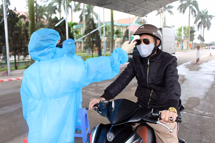 Các lực lượng làm nhiệm vụ được trang bị quần áo phòng chống dịch và các phương tiện bảo hộ để đảm bảo an toàn. 