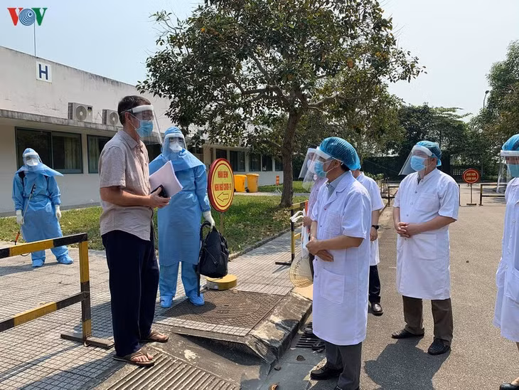  Các bác sĩ đang căng mình chống dịch nhưng vẫn còn một bộ phận bệnh nhân ý thức khai báo kém. (Ảnh minh họa)