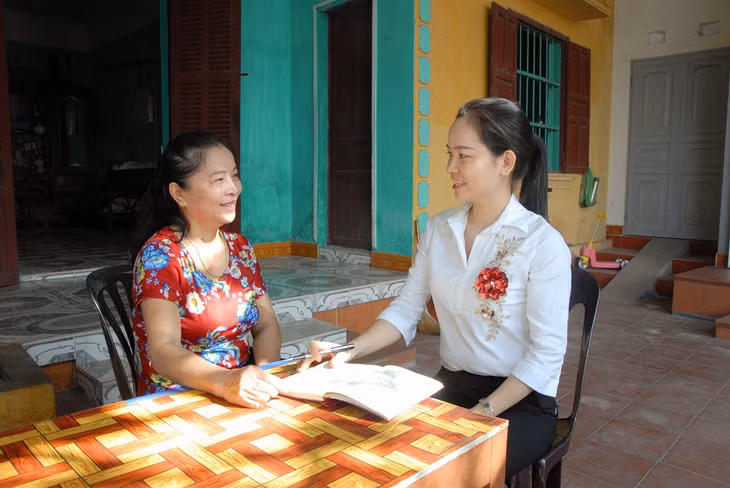 Cán bộ phường Quảng Yên (TX Quảng Yên) nắm tình hình thực hiện quy ước của các khu phô trên địa bàn thông qua ý kiến người dân.