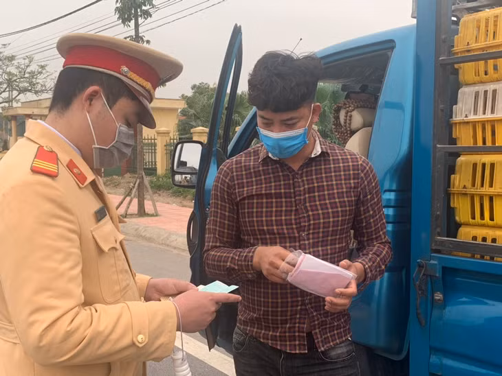 CSGT TX Quảng Yên kiểm tra hành chính phương tiện lưu thông trên địa bàn tỉnh.
