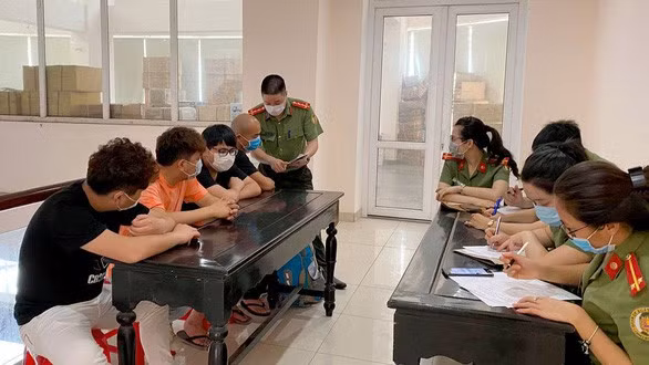  Cơ quan Công an tỉnh Thừa Thiên Huế làm việc với 4 người Trung Quốc nhập cảnh trái phép vào Việt Nam. Ảnh: Tuổi Trẻ