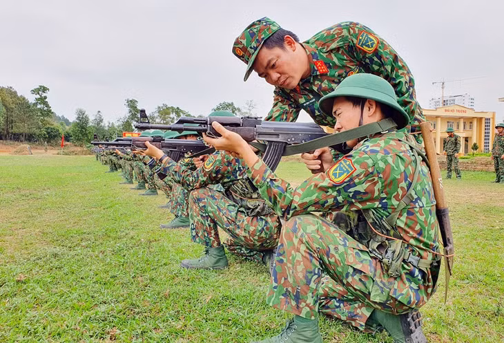 Chiến sĩ mới bình tĩnh, tự tin thực hành huấn luyện bắn súng tiểu liên AK