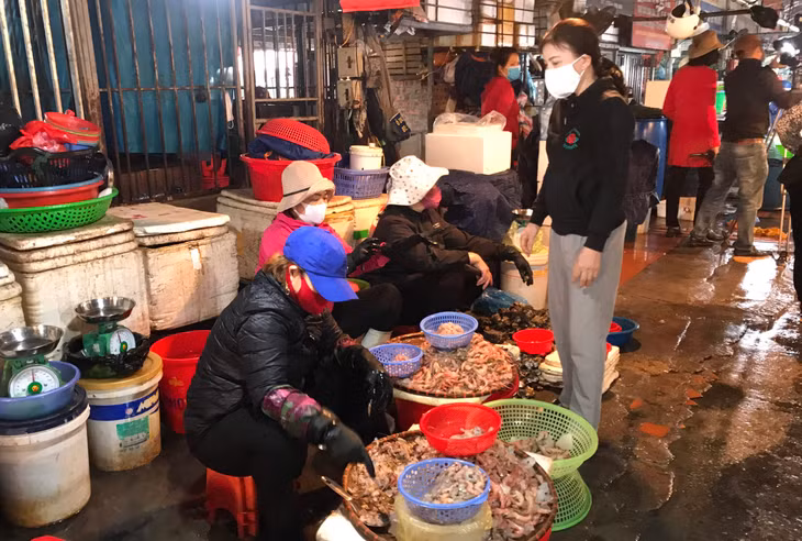 Việc đeo khẩu trang được tiểu thương và người dân thực hiện tốt khi buôn bán trong chợ...