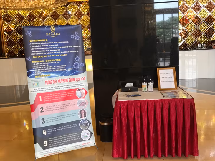 Khách sạn Hoàng Gia Hạ Long (phường Bãi Cháy, TP Hạ Long) đặt pano, áp phích tuyên truyền về dịch bệnh Covid-19 ngay gần cửa ra vào khách sạn để cung cấp thông tin cho nhân viên và du khách. 