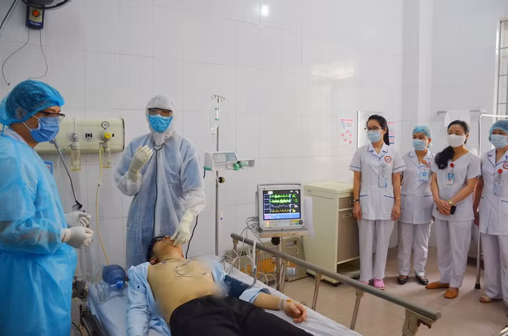 Cán bộ, đoàn viên y tế Bệnh viện Đa khoa Khu vực Cẩm Phả đang diễn tập tình huống cấp cứu người bệnh