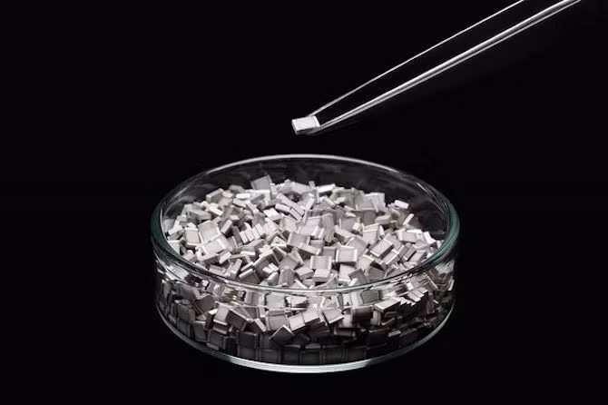 Pin thể rắn của TDK có kích cỡ chỉ bằng hạt gạo, được thiết kế để cung cấp năng lượng cho các thành phần nhỏ bên trong máy in và thiết bị đeo. Ảnh: TDK.