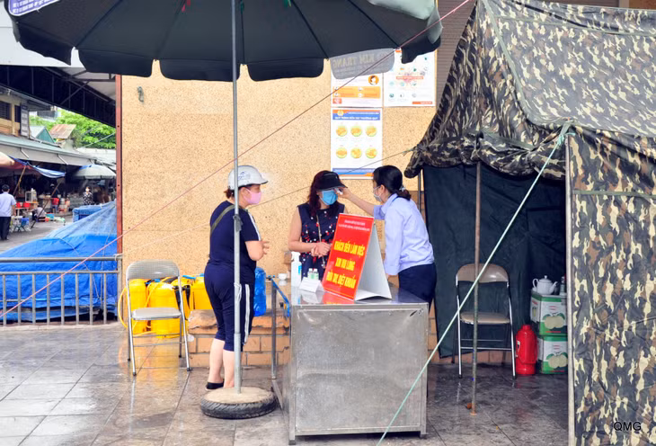 Tại tất cả các cổng chính đều bố trí chốt kiểm soát, thực hiện nghiêm việc kiểm tra thân nhiệt đối với người vào/ra để kịp thời phát hiện các biểu hiện bất thường về sức khỏe.