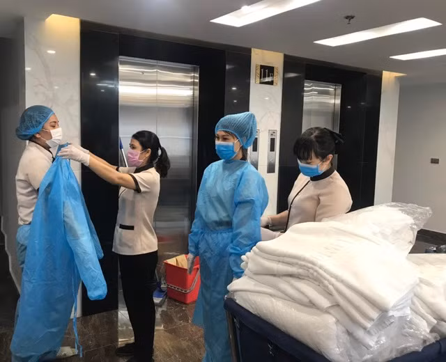 Các nhân viên của khách sạn đều chấp nhận xa gia đình, ở lại khách sạn phục vụ đoàn cách ly.