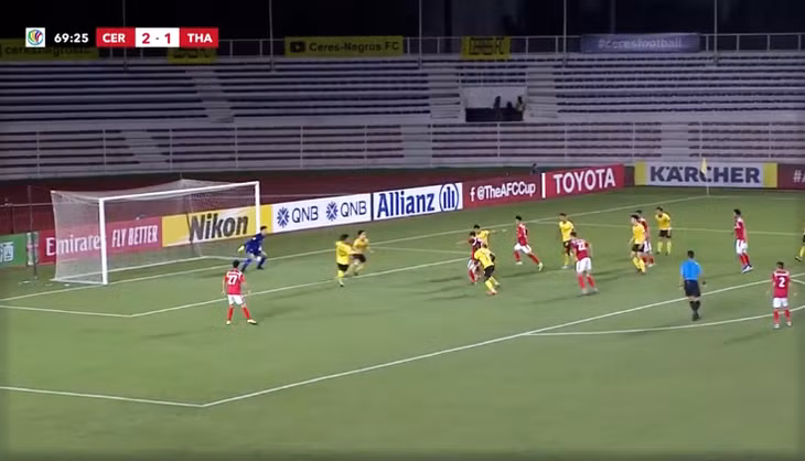Hải Huy tận dụng cơ hội dứt điểm cận thành tung lưới chủ nhà gỡ hòa 2-2 cho Than Quảng Ninh.
