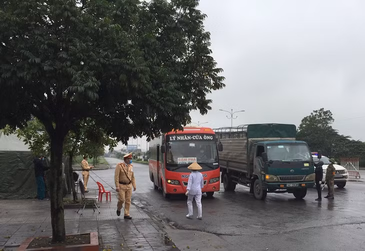 Những lúc cao điểm, UBND phường Mạo Khê huy động Bảo vệ dân phố, ý tế khu phố tham gia làm việc tại chốt.