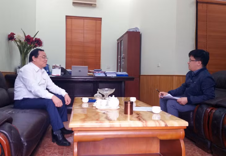 Cán bộ Văn phòng Đảng ủy Khối DNNKVNN TP Cẩm Phả nắm tình hình tư tưởng đảng viên sau Đại hội Chi bộ, nhiệm kỳ 2020-2022 tại Chi bộ Công ty TNHH Petro Bình Minh. Ảnh chụp ngày 19/3