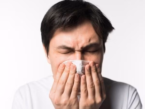 Nhịn hắt hơi rất hại cho sức khỏe, có thể gây nhiễm trùng, thủng màng nhĩ.