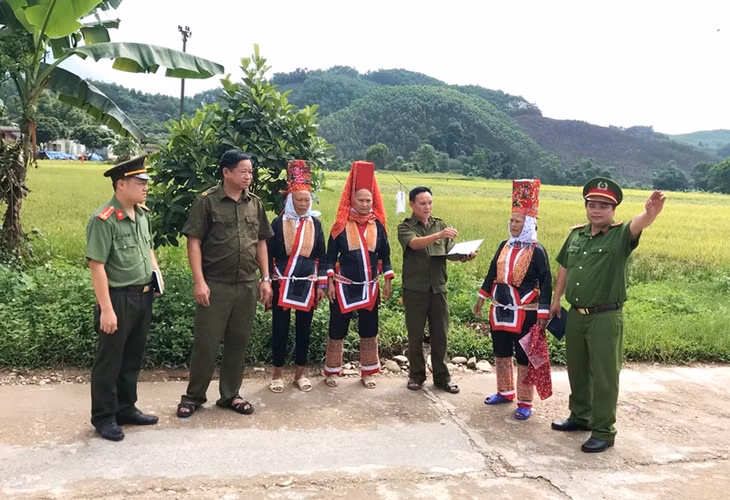 Công an xã Quảng Lâm phối hợp chặt chẽ với các già lảng, trưởng bản và công an viên bán chuyên trong việc xây dựng thế trận lòng dân ở cơ sở