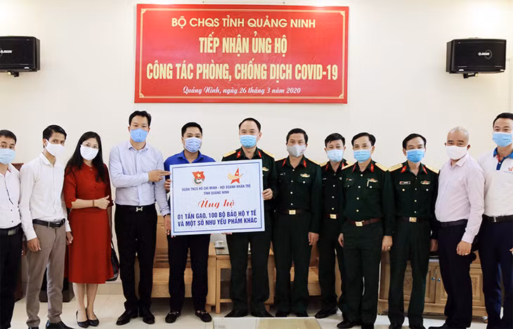 Đoàn công tác trao thiết bị y tế cho Bệnh viện dã chiến số 2.