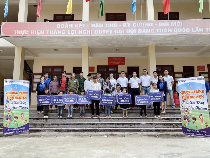 “Trao học bổng - Tặng yêu thương” là chương trình thiện nguyện mà Đại lý Hyundai Quảng Ninh mong muốn mang yêu thương và sự chia sẻ đến với trẻ em nghèo trên địa bàn tỉnh.