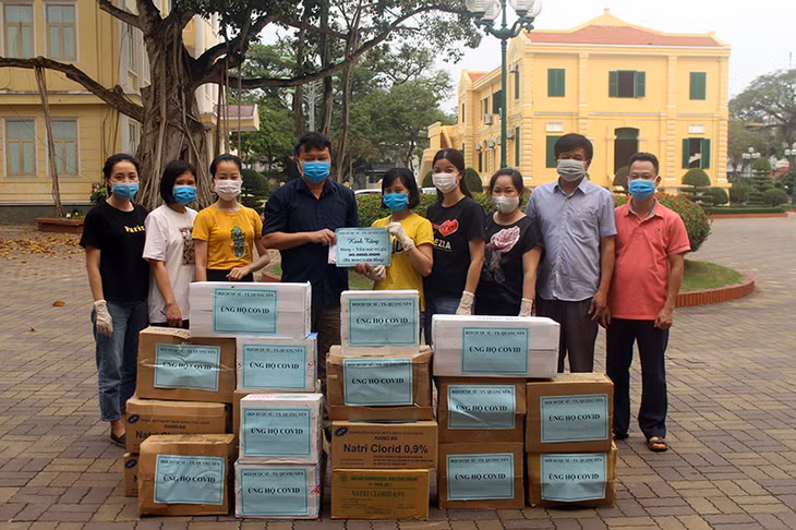 Hội Dược sỹ TX Quảng Yên trao tặng kinh phí và số vật tư y tế, tham gia ủng hộ phòng chống dịch Covid – 19.