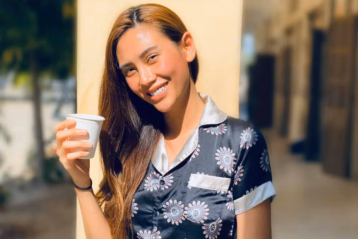 Người đẹp thích ra trước cửa phòng tắm nắng mỗi sáng. Ảnh: nhân vật cung cấp.