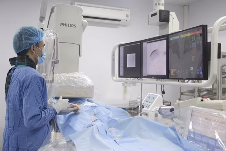 Nút mạch u gan trên dưới hướng dẫn của hệ thống chụp mạch số hóa xóa nền DSA tại Bệnh viện Bãi Cháy