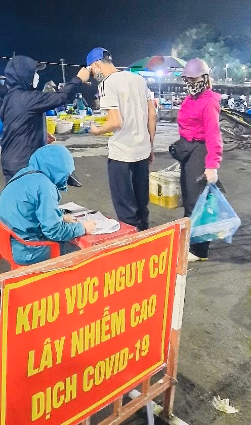 100% người váo chợ đầu mối hải được đo thân nhiệt, khai báo y tế