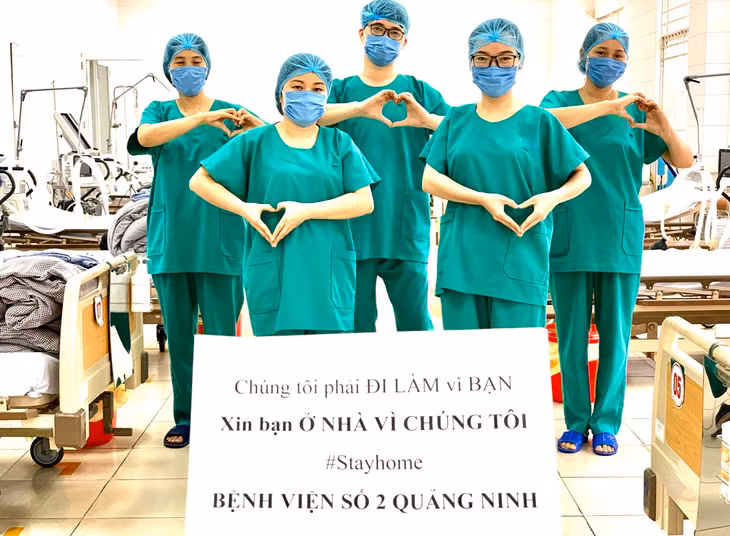 Cùng với nhiều bệnh viện trên thế giới, Việt Nam và các y bác sĩ Bệnh viện dã chiến số 2 đã truyền đi những thông điệp yêu thương, kêu gọi sự chung tay, đồng lòng của người dân, cùng với những người đang trên tuyến đầu chống dịch Covid-19 chiến đấu, chiến thắng dịch bệnh.
