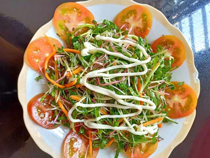 Món sa lát rau mầm.