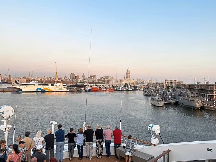 Hành khách mong ngóng được cập cảng Montevideo để vào Uruguay, nhưng bị từ chối vào phút cuối. Ảnh: Leesan/The Star.