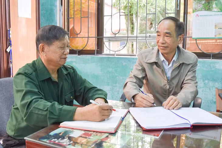 Ông Lương Quyền Cao (bên trái) báo cáo tình hình hoạt động của chi hội với Chủ tịch Hội CCB thị trấn.