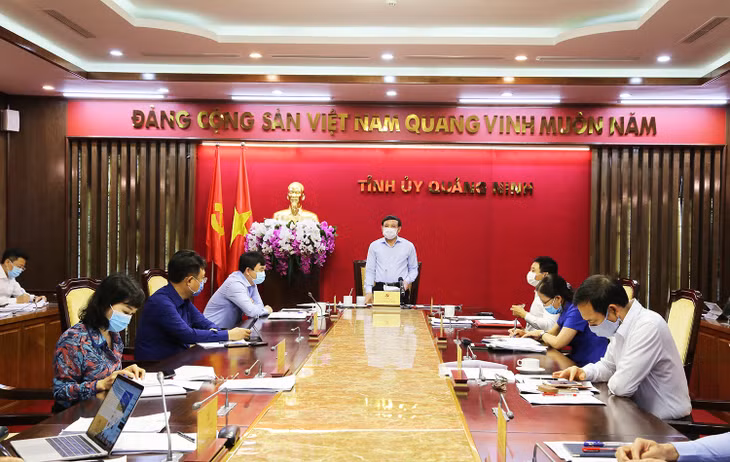 Các đồng chí Nguyễn Xuân Ký, Bí thư Tỉnh ủy, Chủ tịch HĐND tỉnh, phát biểu chỉ đạo tại hội nghị.