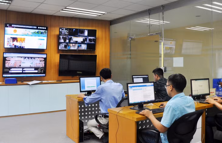 Cán bộ Phòng Quản lý Trung tâm Tích hợp dữ liệu tỉnh trực hệ thống giám sát và cảnh báo sớm tấn công gây mất an toàn mạng.