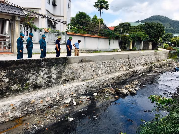 Anh Nguyễn Thanh Đinh cùng các lực lượng chức năng kiểm tra mương, suối trên địa bàn trước mùa mưa bão. 