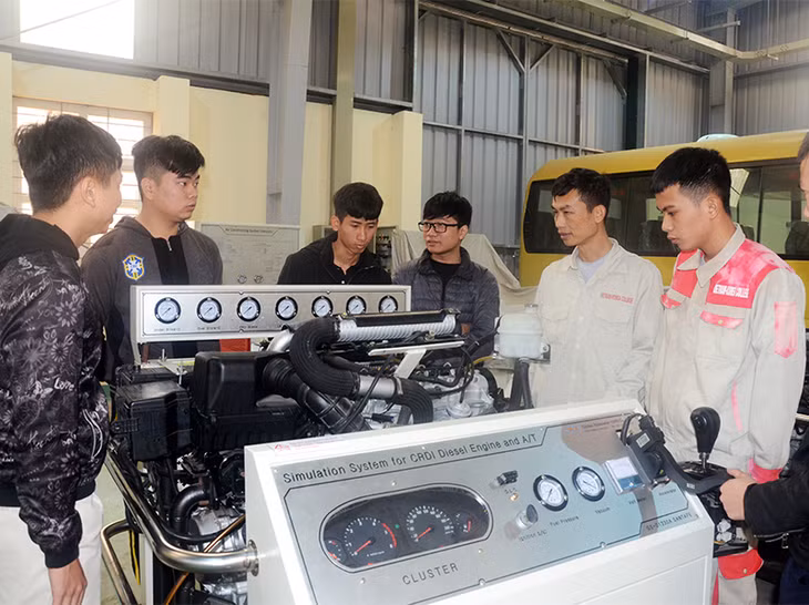 Giờ thực hành nghề công nghiệp ô tô của thầy, trò Trường Cao đẳng Việt - Hàn. Ảnh: Ngô Dịu.