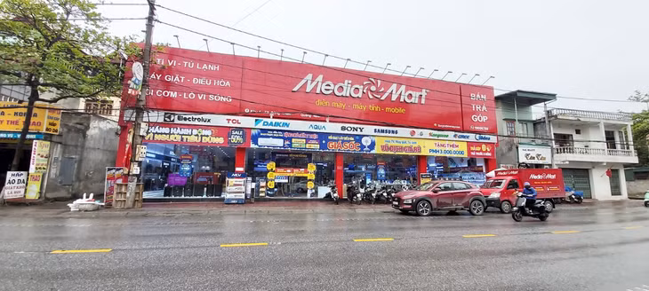Nhiều siêu thị, cửa hàng đưa ra các chính sách khuyến mại để thúc đẩy doanh số bán hàng trong thời đại dịch Covid-19.