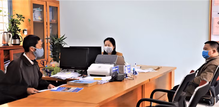 Ảnh 13: Tất cả cán bộ, công chức và công dân đến làm việc tại xã Vô Ngại đều thực hiện nghiêm túc việc đeo khẩu trang theo quy định