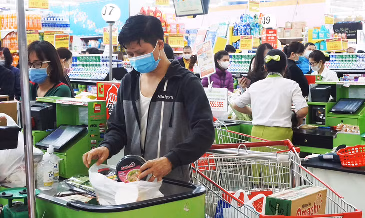 Người dân tới mua hàng tại Big C Hạ Long.