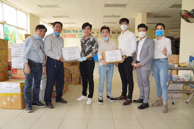 Giọng ca Mưa trên cuộc tình và học trò Trung Quang đi đến nhiều nơi để trao tặng vật phẩm, hỗ trợ công tác chống dịch Covid-19.