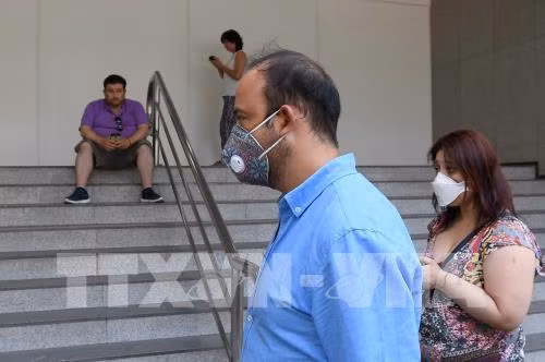 Người dân đeo khẩu trang để phòng tránh lây nhiễm COVID-19 tại Santiago, Chile, ngày 5/3/2020. Ảnh: THX/TTXVN