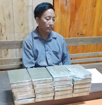  Đối tượng Mùa A Chư cùng tang vật.