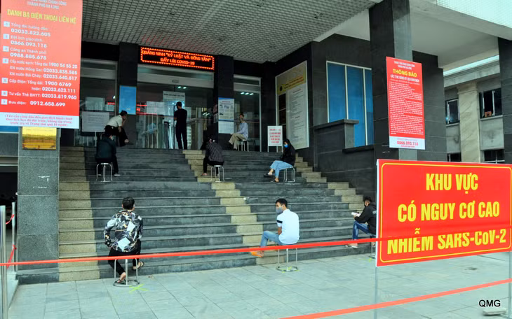 Khu vực trụ sở Trung tâm Hành chính công TP Hạ Long được đặt biển cảnh báo. 